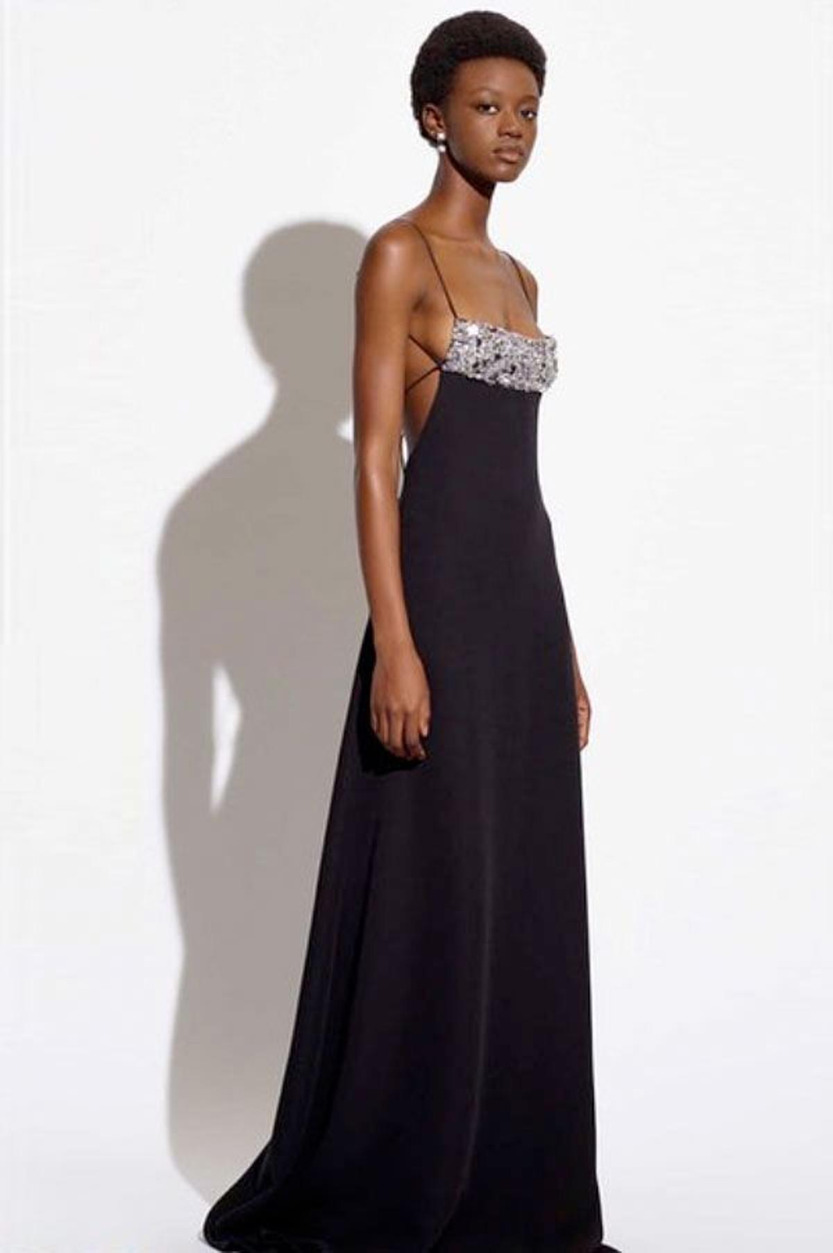 Vestido negro con escote de pedrería de la colección Prefall 2021 de Valentino