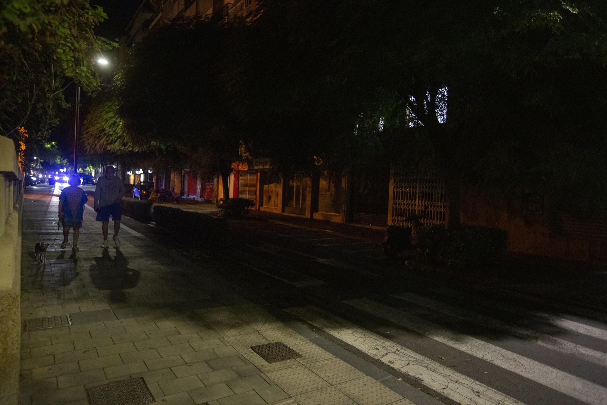 La oscuridad reina en una calle de Alicante: "No se ve nada"