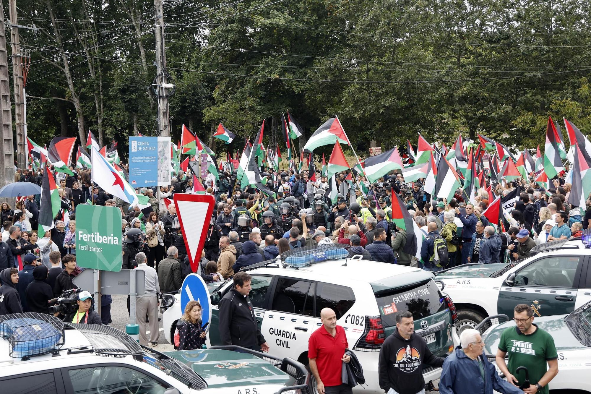 Concentraciones contra el equipo de Israel por el genocidio en Palestina durante el paso de La Vuelta por la provincia de Pontevedra