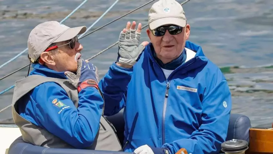 Juan Carlos I sale a navegar a bordo del Bribón en el primer día de regatas en Sanxenxo