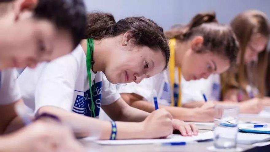 La Fundación Amancio Ortega elige a los 450 alumnos, 40 de A Coruña, que cursarán Bachillerato en Canadá y EEUU