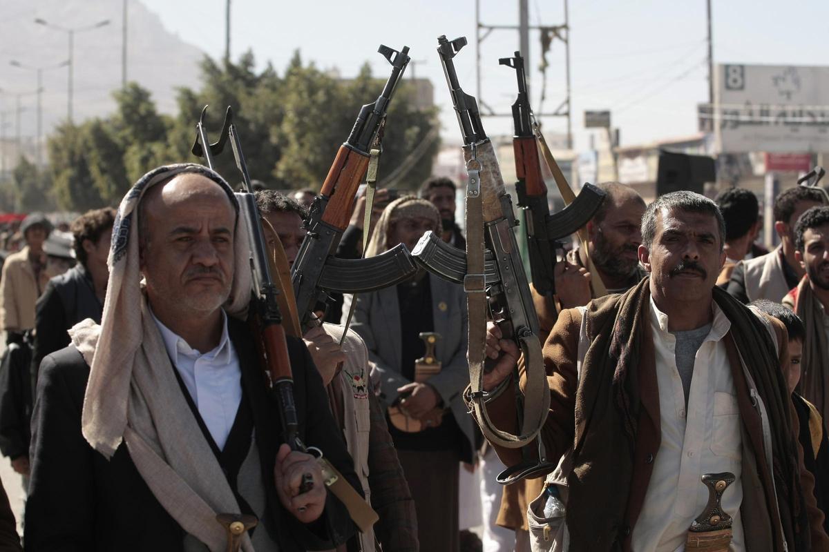 Milicia hutí armada se manifiesta por las calles de Saná, el 11 de enero de 2024.