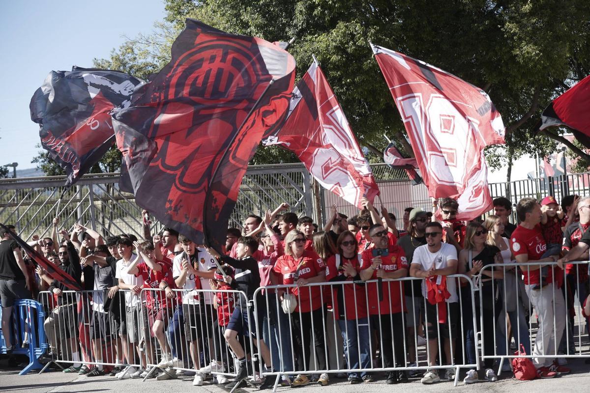 Los aficionados del Mallorca despiden con cánticos al equipo en su salida hacia Valencia