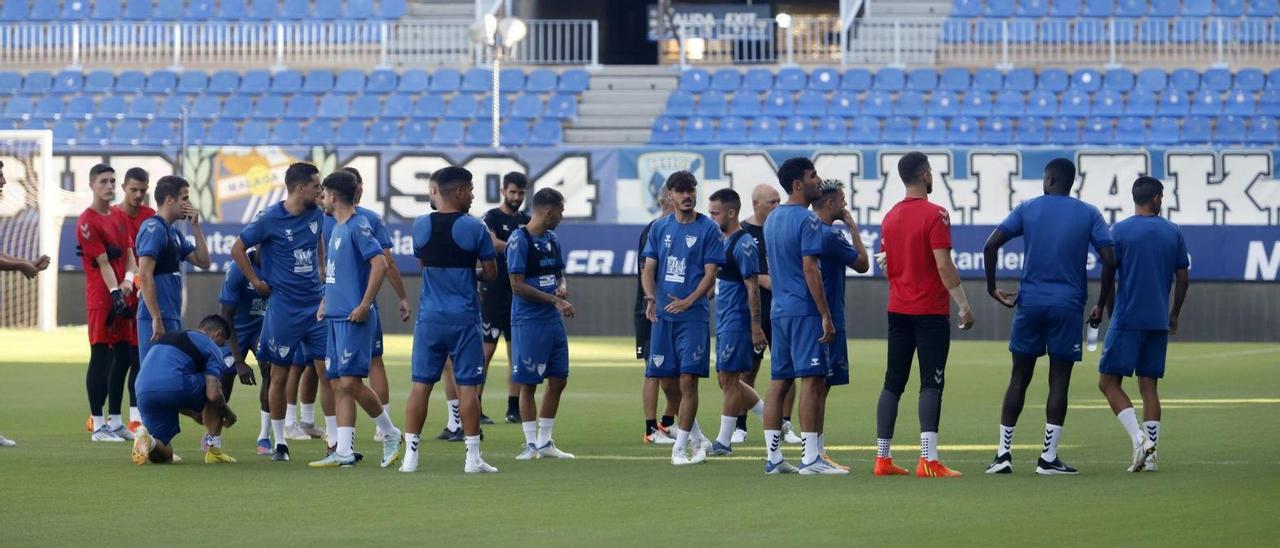 Los jugadores del Málaga CF, al final de un entrenamiento en La Rosaleda.