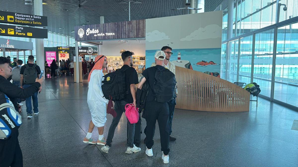 Digo junto a sus amigos en Lavacolla