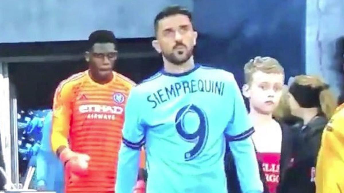 David Villa saltó al terreno de juego con una camiseta homenajeando a Quini.