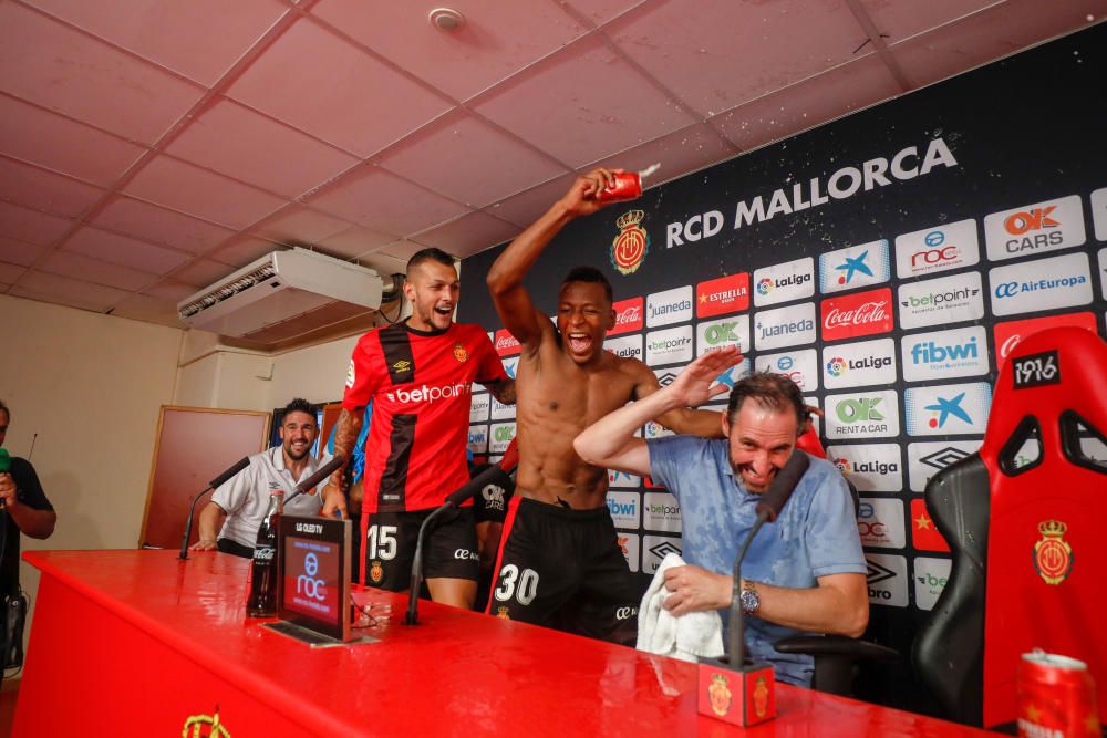 Las imágenes de la celebración del ascenso en el vestuario del Mallorca