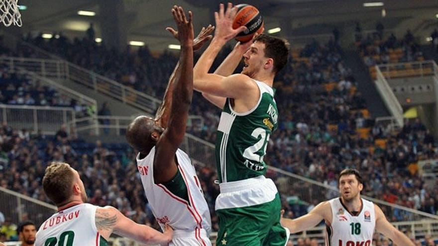 El excajista Ognjen Kuzmic lanza a canasta en un partido reciente de la Euroliga.