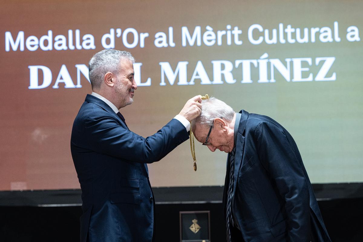 Jaume Collboni entrega la Medalla de Oro al mérito cultural a Daniel Martínez