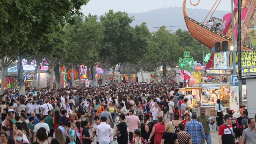 Asisten al portero de una caseta de la Feria de Córdoba tras ser mordido por cuatro perros