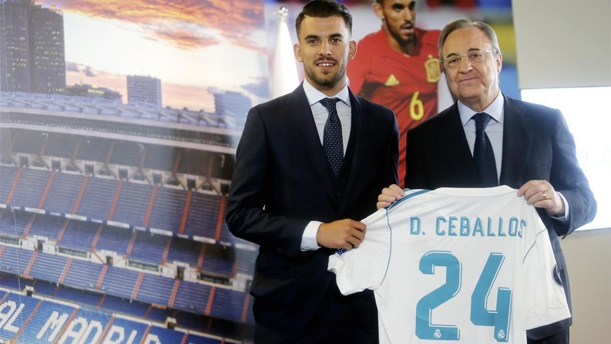 Dani Ceballos junto a Florentino Pérez en la presentación del bético en el Bernabéu.