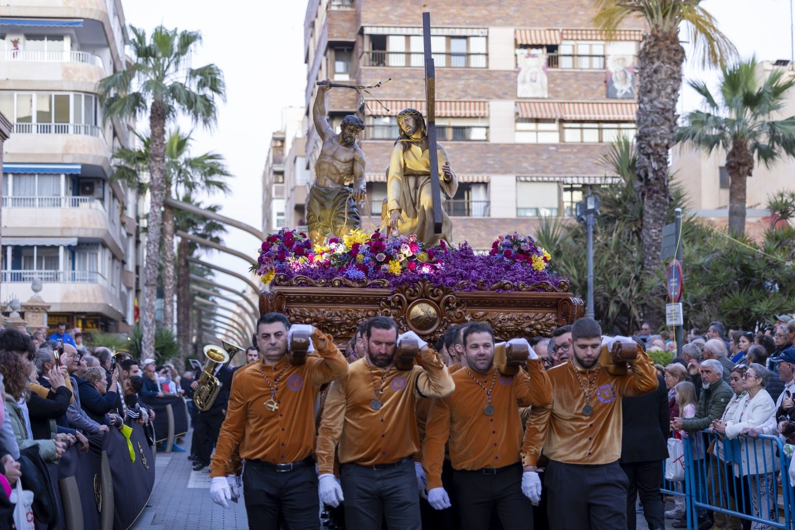 La procesión del Santo Entierro de Cristo del Viernes Santo en Torrevieja, en imágenes