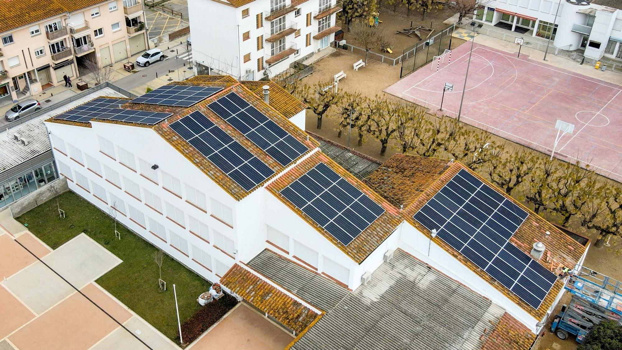 PIE: Instalación solar en el techo del colegio de Cornellà del Terri, que alimenta la comunidad energética de autoconsumo compartido del pueblo. energias renovables placas solares CRÉDITO: Ajuntament de Cornellà del Terri