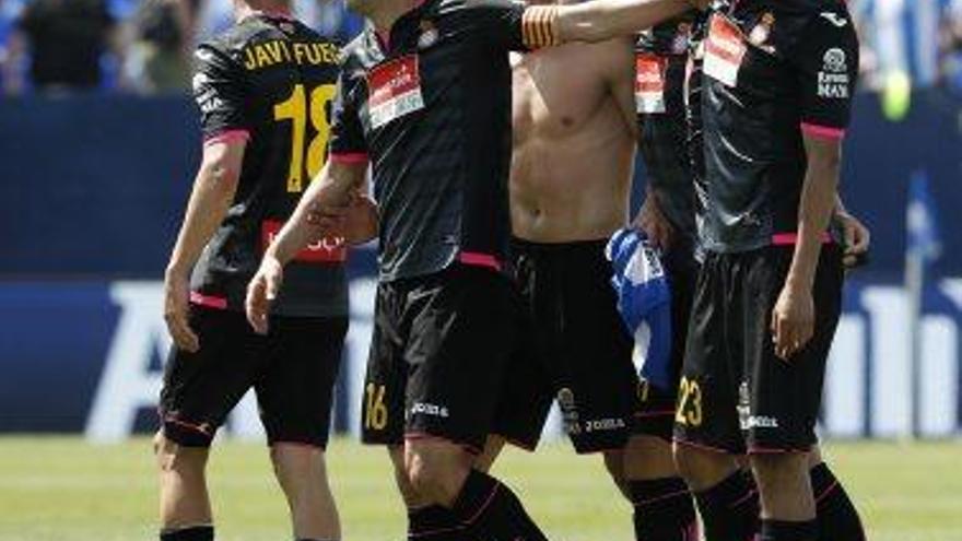Els jugadors de l&#039;Espanyol feliciten Baptistao pel seu gol
