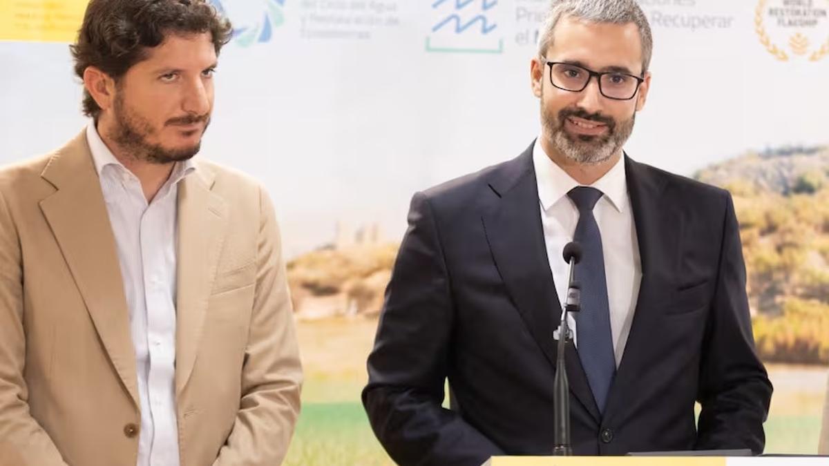 Daniel Caballero, jefe de la Demarcación de Costas en Murcia, junto al delegado del Gobierno, Francisco Lucas.