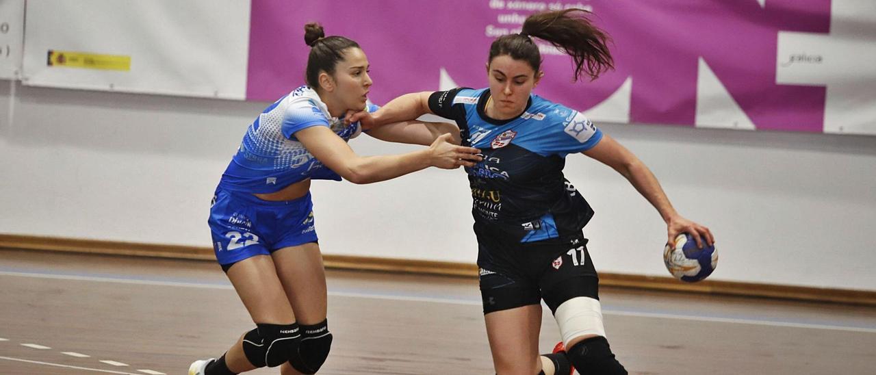 La ibicenca Paulina Pérez Buforn trata de marcharse del marcaje de una jugadora del Rincón Fertilidad Málaga en la ida de la eliminatoria de la EHF European Cup. | ATLÉTICO GUARDÉS