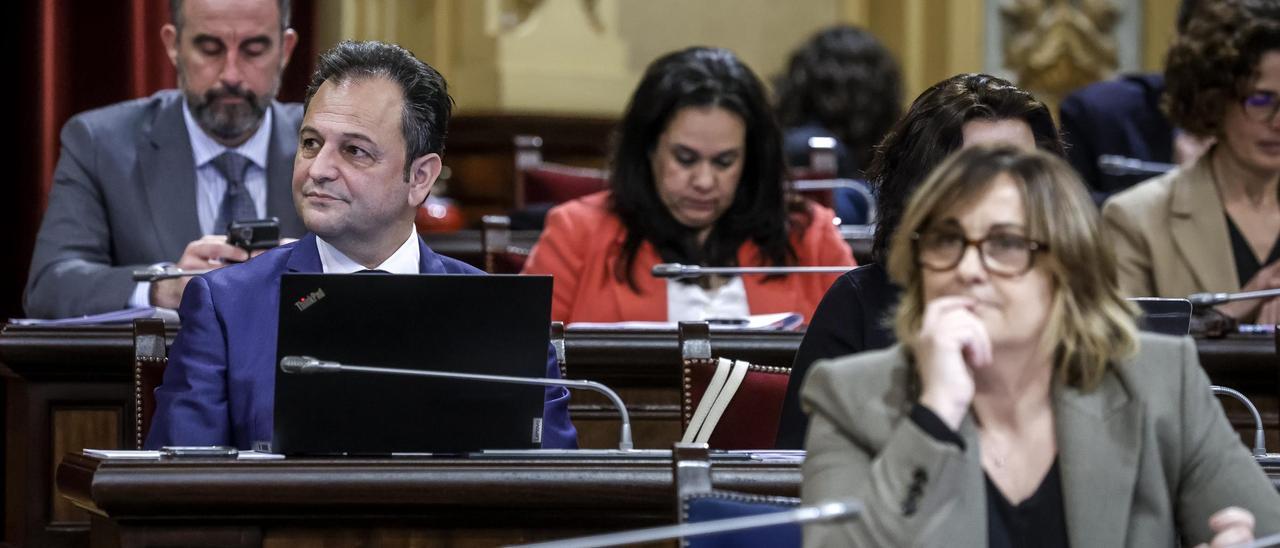 Llorenç Córdoba en el Parlament balear