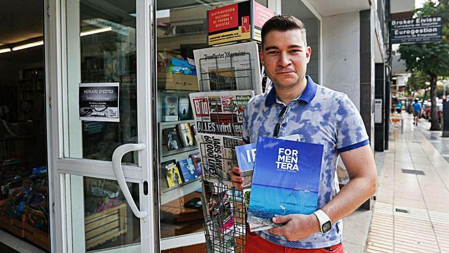 Un cliente con su ejemplar de La Guía en la puerta de la librería Mediterrània