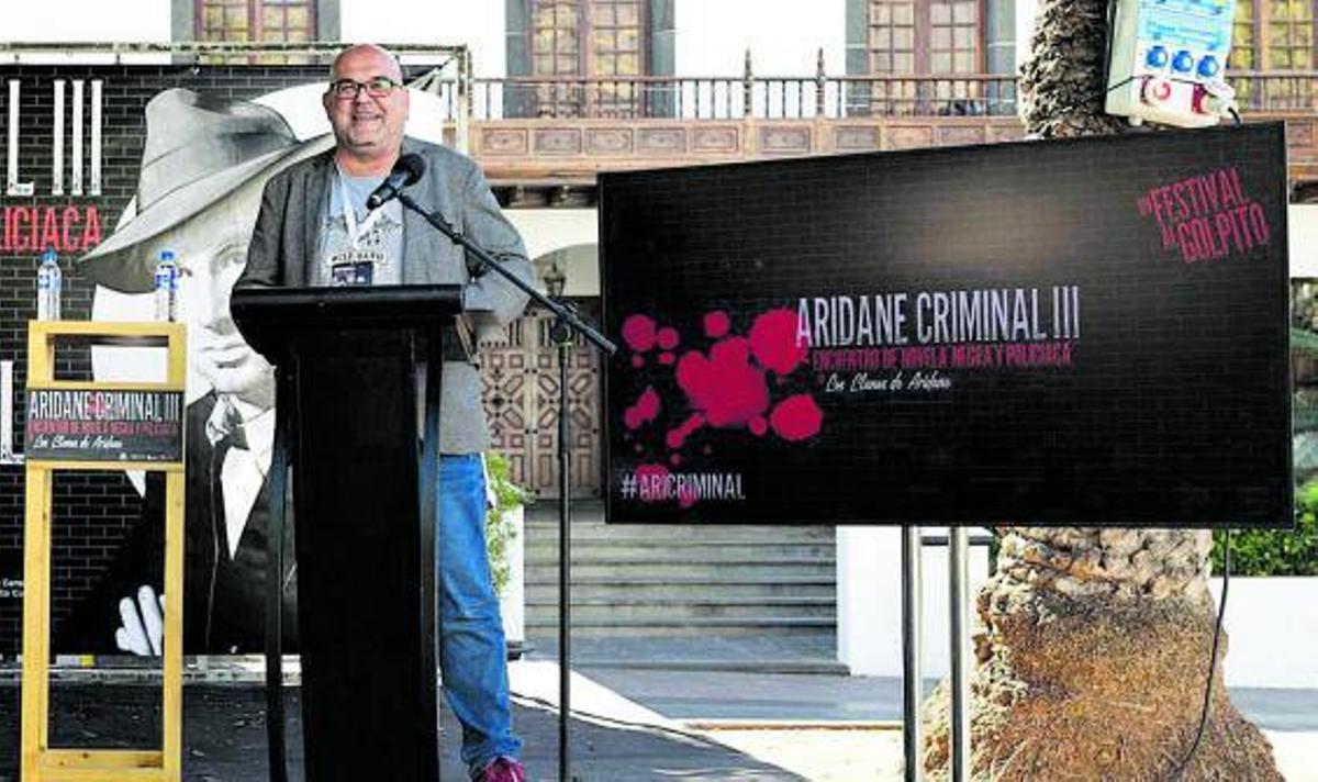 Alexis Ravelo, el director y fundador del Festival Aridane Criminal, en su despedida el día de la clausura.