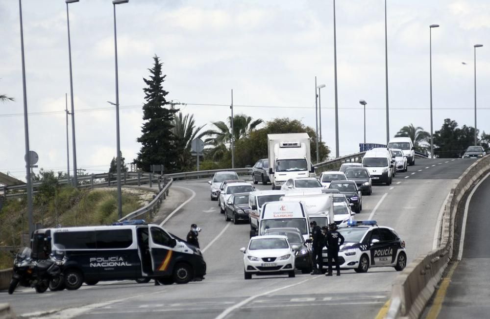 Policía controla los accesos a la ciudad de Murcia. 25 de marzo