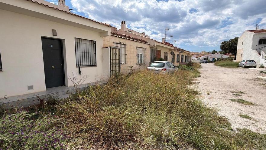 ón de La Torreta III en Torrevieja: siete años de promesas y una acera