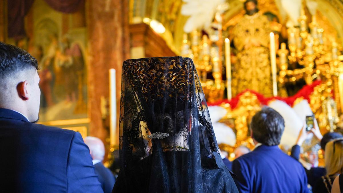 Vídeo | La Sevilla de mantilla y rosario se echa a la calle en Jueves Santo