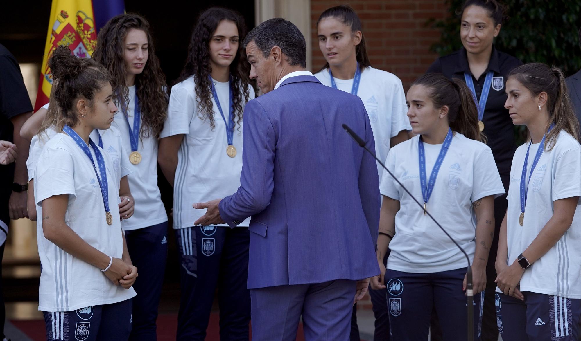 La recepción de Pedro Sánchez a la selección femenina Sub-20, en imágenes