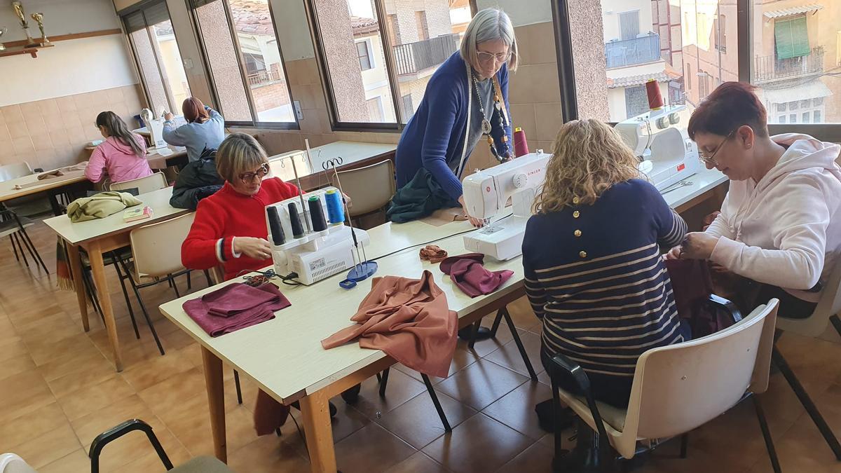 Vecinas de Alcorisa en el taller que han montado.