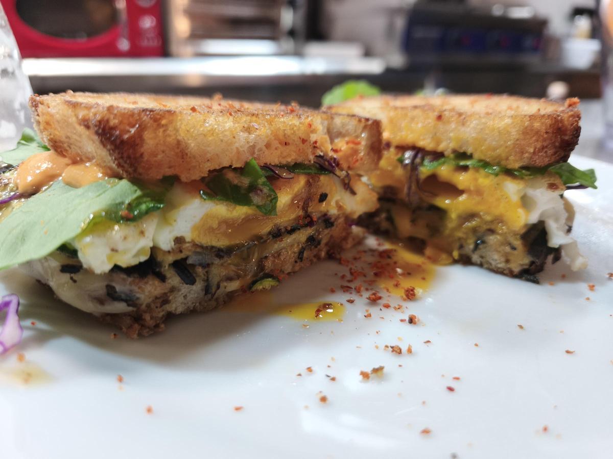 Un sándwich elaborado en el bar.