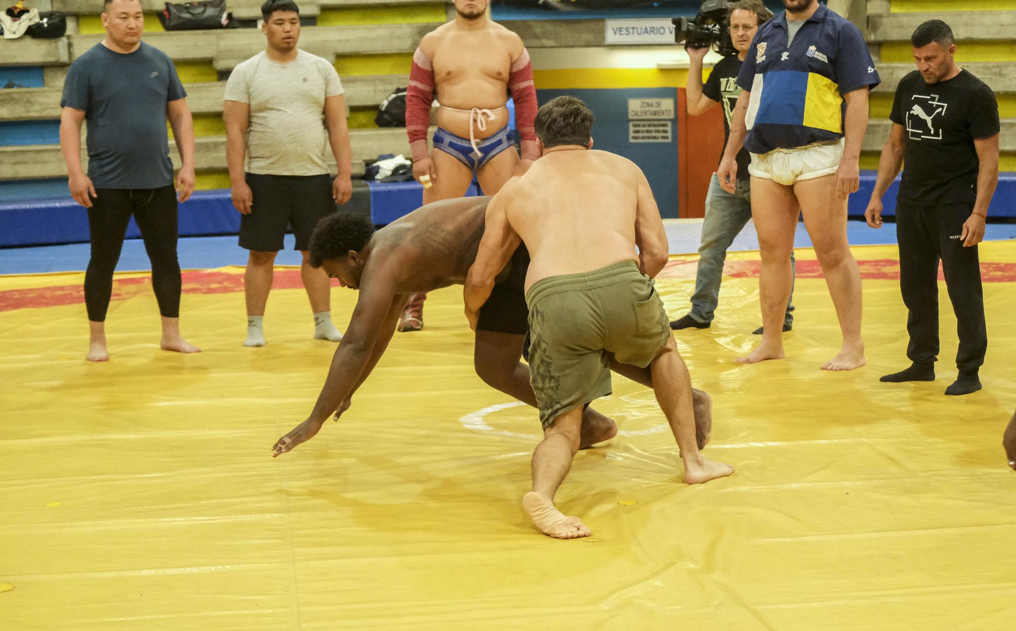 Luchadores de diferentes países entrenando para el homenaje a Juan Espino