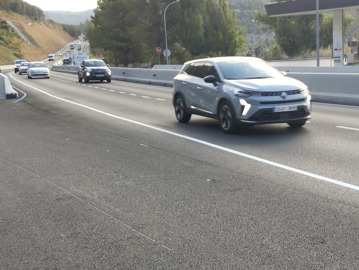 El nou tercer carril, vist des de la gasolinera pròxima al túnel de Bogunyà