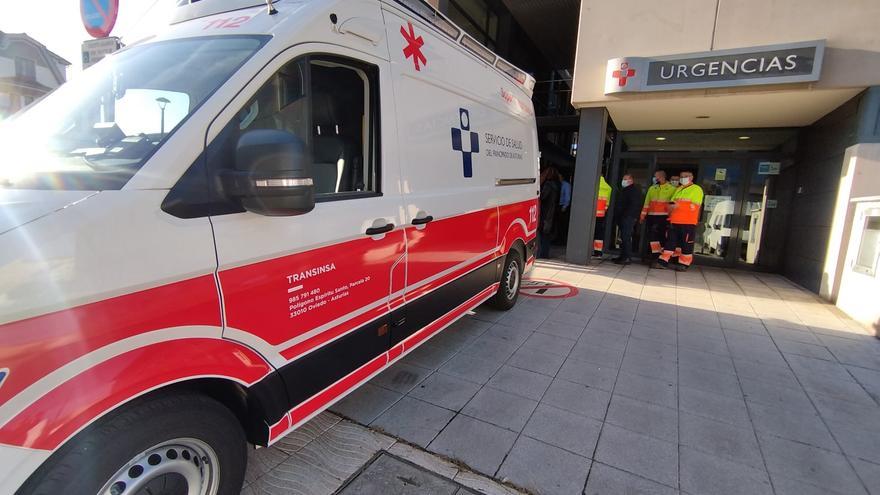 Detenido un hombre en La Felguera por patear al conductor de una ambulancia que intentaba proteger a su compañera sanitaria