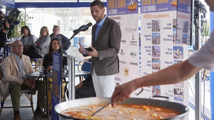 El alcalde, José Manuel Prieto, presenta el concurso mientras se cocina una fideuà