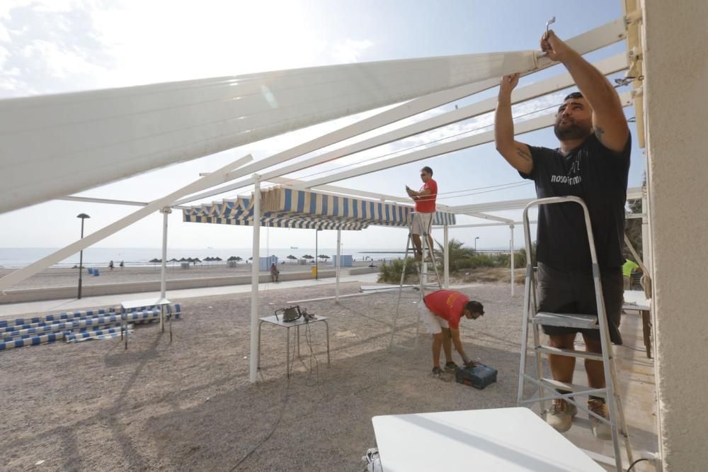 Desmontaje de las terrazas de ocho restaurantes de Pinedo y el Saler.