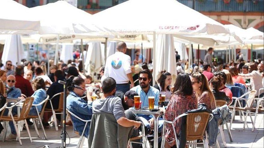 Ambiente en las terrazas de la Plaza de la Corredera.