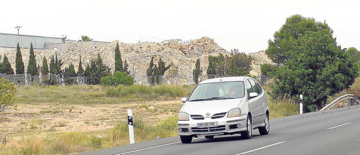 Escombros sin control en Torrellano