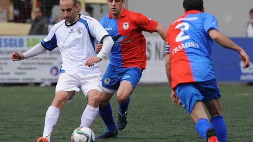 Pelayo y Acebal, de espaldas, disputan un balón a un rival.