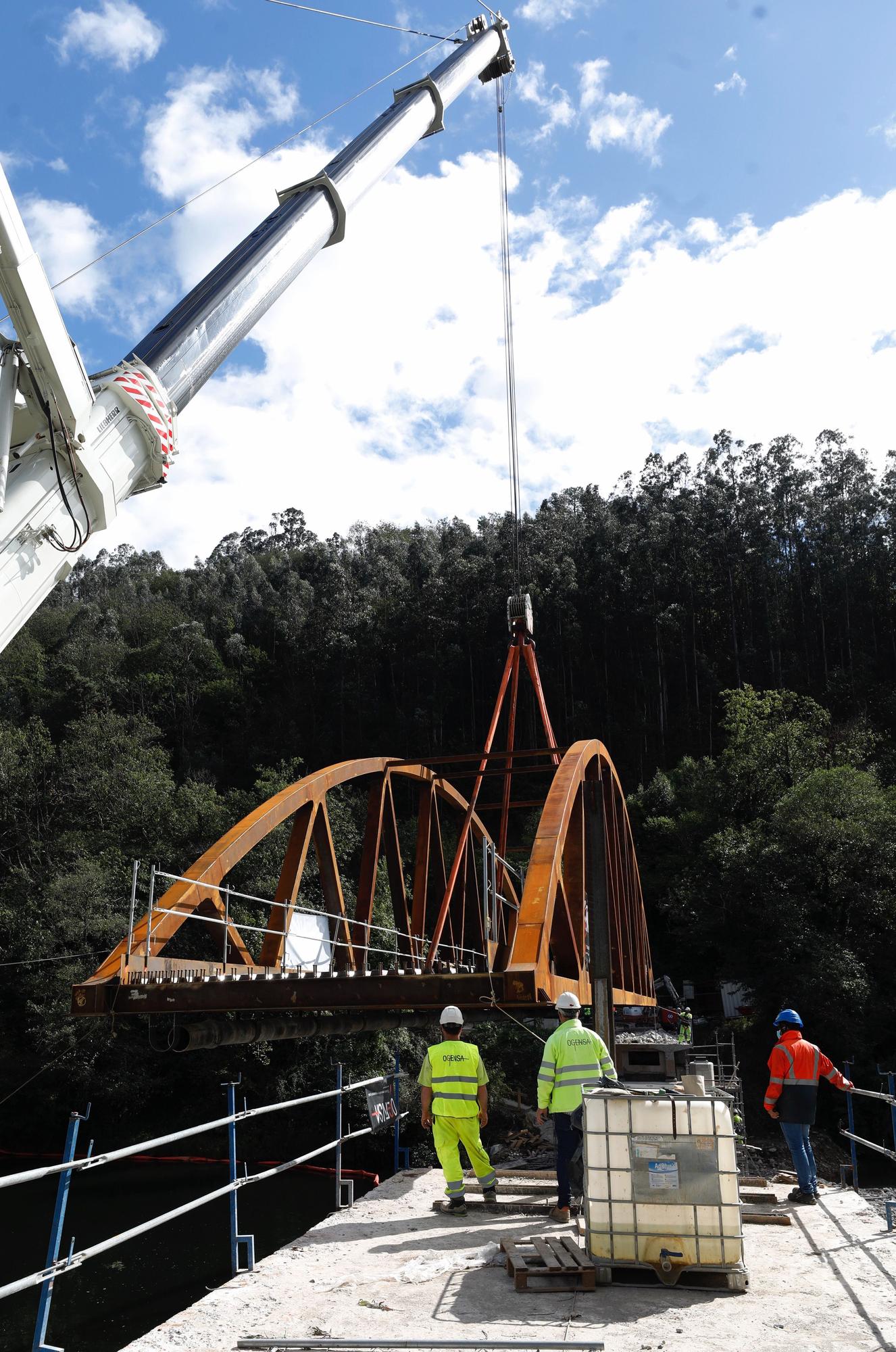 Así fue la instalación del nuevo puente de Quinzanas (Pravia)