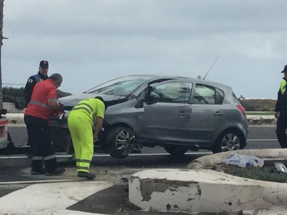 Un coche vuelca en la Avenida Marítima