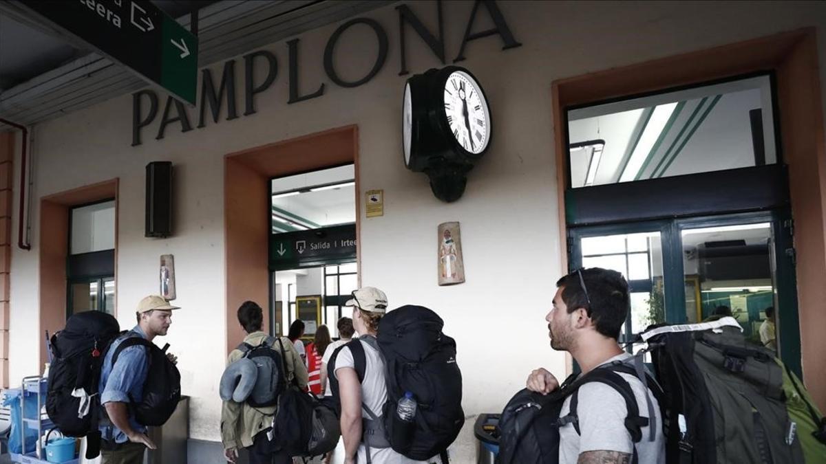 La estacion de tren de Pamplona comienza a recibir a los primeros turistas.