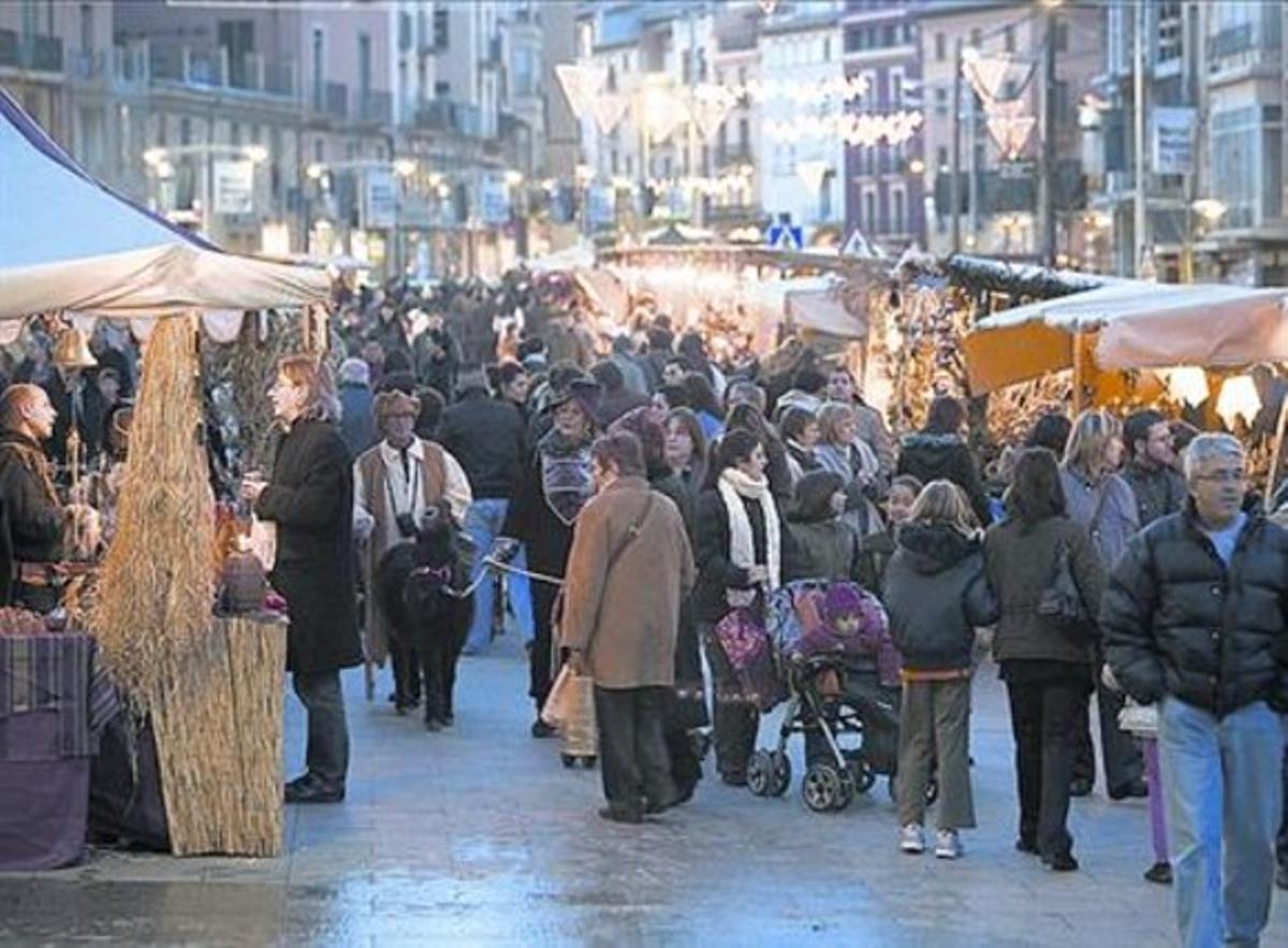 Ambient als carrers de Vic durant la celebració del mercat medieval. Ambient als carrers de Vic durant la celebració del mercat medieval.
