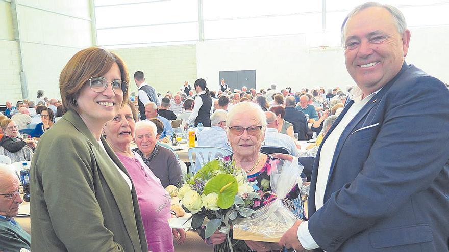 A Laracha homenajea a sus mayores con comida y baile