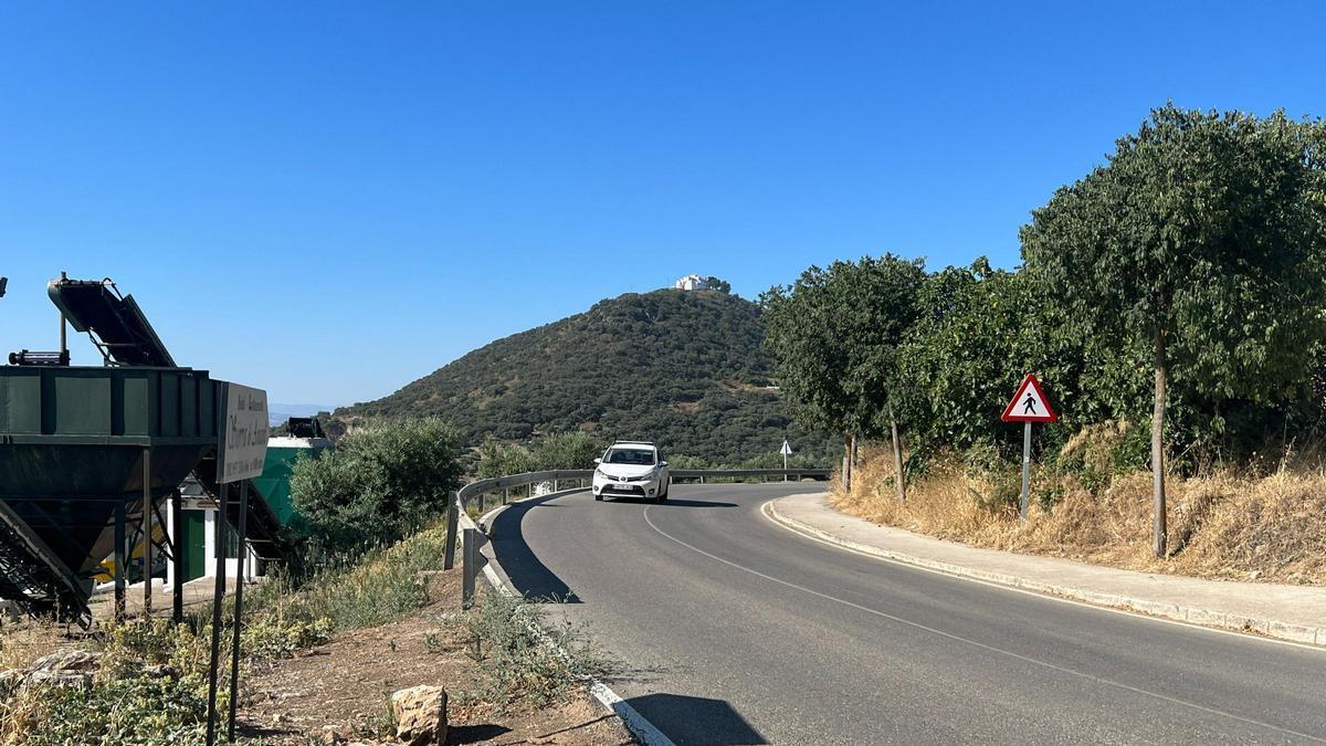 Carretera de acceso al santuario de la Virgen de Araceli en Lucena.