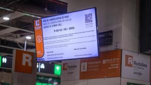 Pasajeros en la estación de Sants, el día de la huelga de maquinistas