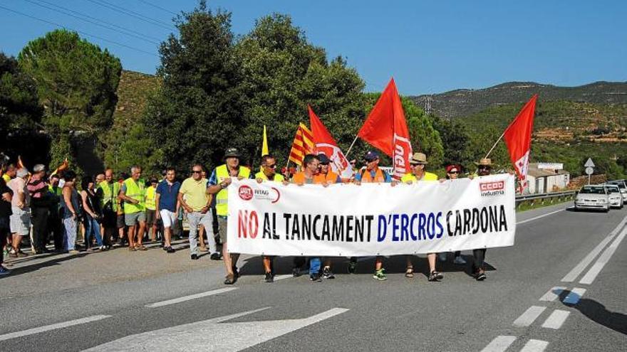 Moment en què els treballadors d&#039;Ercros de Cardona tallen la C-55 a l&#039;alçada del polígon de la Coromina