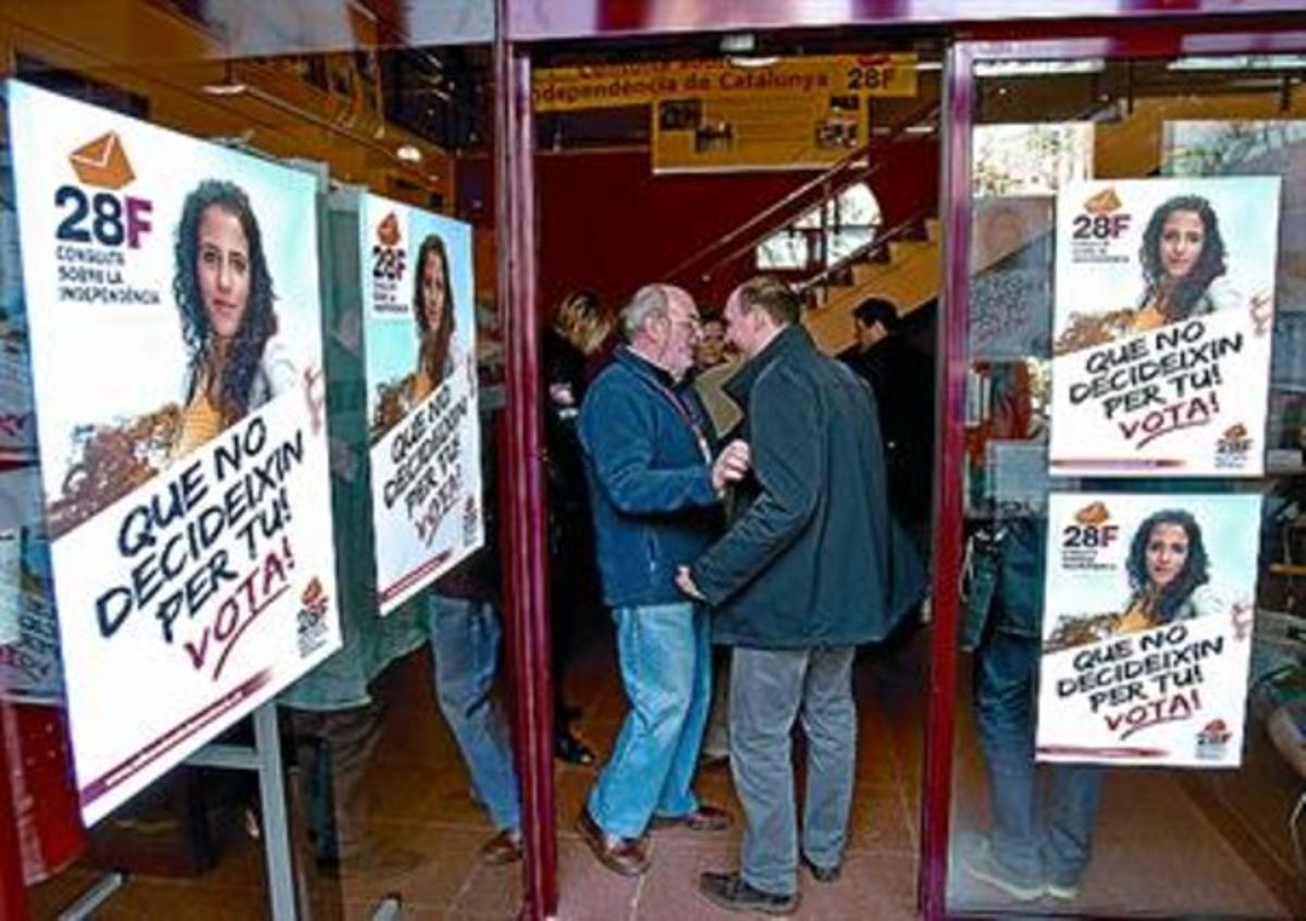 Consulta Votació en un centre cívic del Vendrell, el 28 de febrer.