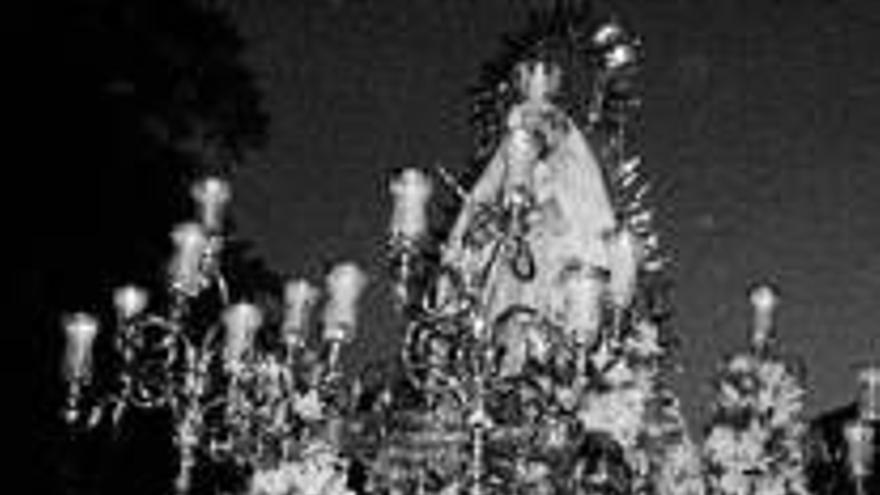 Cientos de fieles acompañan a la Piedad en la procesión