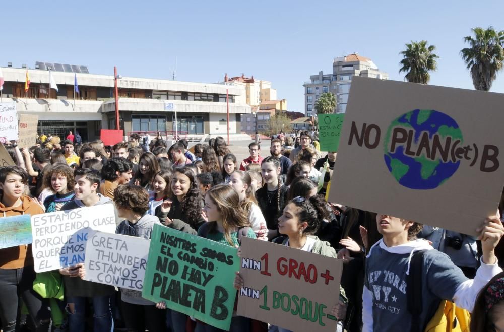 Decenas de jóvenes reivindican su 15-M en Vigo. // Alba Villar