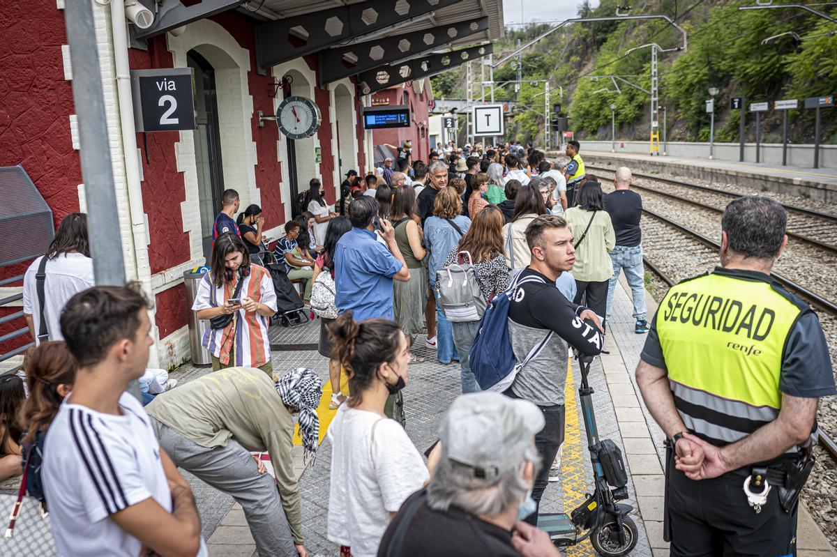 Empieza el corte de tren de la R-2 Nord y el R11. Los trenes se detienen en Montcada, pasajeros van andando a la otra línea (Montcada-Manresa), para llegar a Barcelona