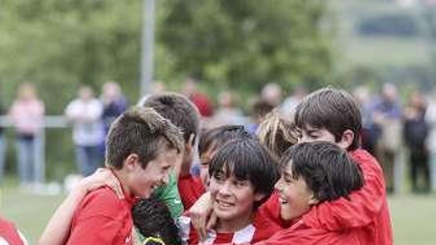 Los alevines del Sporting celebran su título de Liga.